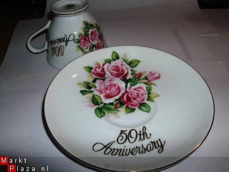 Mooie kop en schotel ... roze rozen met opschrift 50 th anni - 1