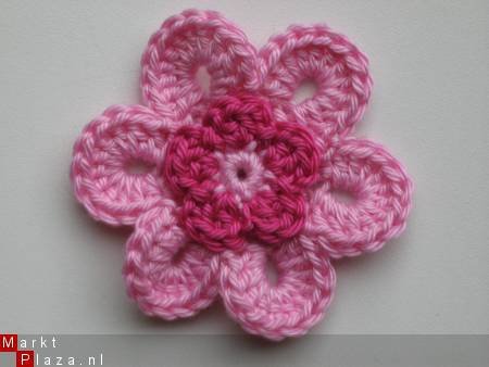 ** Grote (6,5 cm) gehaakte bloem (lichtroze/fuchsia) - nr. 1