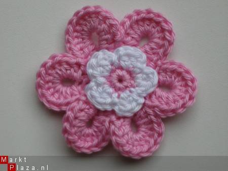 ** Grote (6,5 cm) gehaakte bloem (lichtroze/wit) - nr. 1