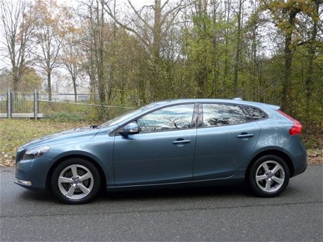 Volvo V40 - 1.6 D2 Momentum Navi / Clima / Cruise / Auto Verlichting, Ruitenwissers etc - 1