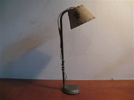 Voor in het poppenhuis: Mica staande lamp ca. 1900... - 1