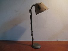 Voor in het poppenhuis: Mica staande lamp ca. 1900...
