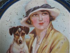 Mooi antiek blik Dame met Jack Russel, ca. 1925...