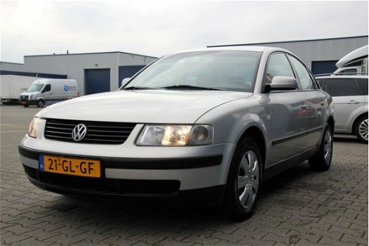 Volkswagen Passat - 1.8-5V Comfortline Clima | Cruise control | Trekhaak - 1