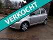 Toyota Yaris - 1.0-16V VVT-i Sol 5 deurs *weinig kilomters* nette auto - 1 - Thumbnail