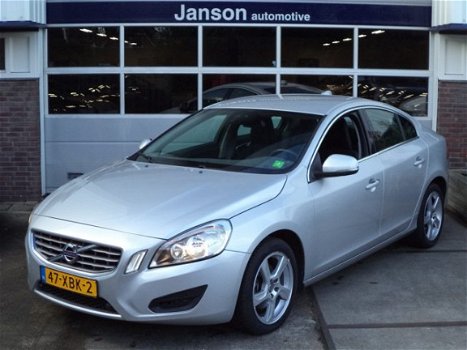 Volvo S60 - 1.6 T3 Momentum Full Map Navigatie, 17'' LM Velgen , Climate control, A.E.B., Bluetooth, - 1