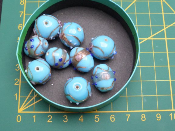 Nr. 228, hele mooie blauwe bewerkte kralen - nr. 1