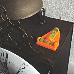 Comtoise gereedschap = waterpas met 2 libellen.