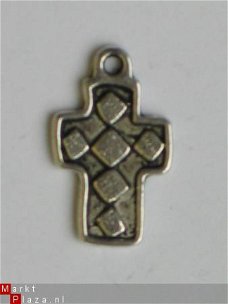 OPRUIMING: 5x metalen embellishments silver kruis