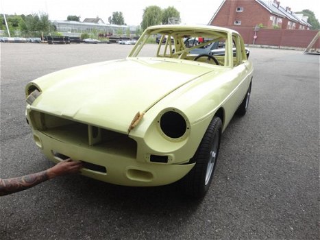 MG B type - 1.8 GT restauratie gestart: gespoten body inclusief Motor - 1