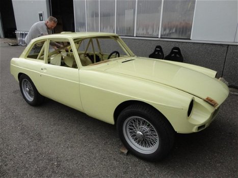 MG B type - 1.8 GT restauratie gestart: gespoten body inclusief Motor - 1