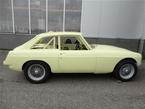 MG B type - 1.8 GT restauratie gestart: gespoten body inclusief Motor - 1