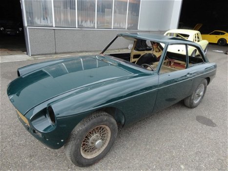 MG B type - 1.8 GT gespoten body met chassis - 1