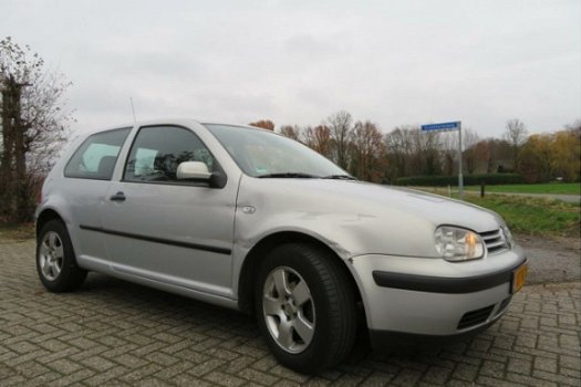 Volkswagen Golf - 1.4i met LM Velgen en Diverse Opties - 1