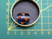 Nr. 330, blauwe kraal met oranje stippen - 1 - Thumbnail