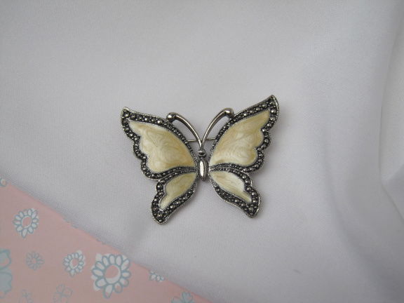 Broche zilverkleurige vlinder met roomkleurig emaille vleugels 4.7x3.5 cm - nr. 1