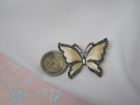 Broche zilverkleurige vlinder met roomkleurig emaille vleugels 4.7x3.5 cm - Afbeelding 3