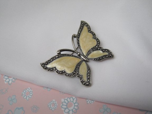 Broche zilverkleurige vlinder met roomkleurig emaille vleugels 4.7x3.5 cm - Afbeelding 4