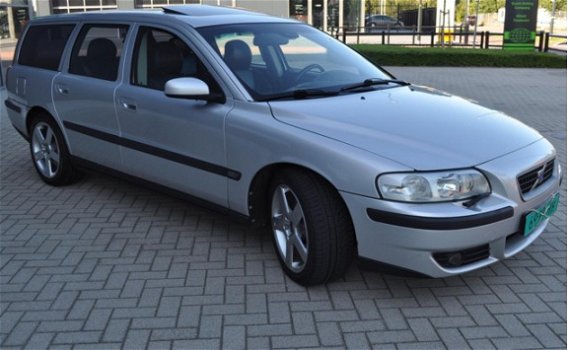 Volvo V70 - 2.5 R 6-handbak, full option o.a. schuifdak, bijtel vriendelijk - 1