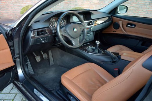 BMW 3-serie Coupé - 320i Corporate Lease Mineralgrey Edition * Navi Professional * Cognac Leer * Bi - 1