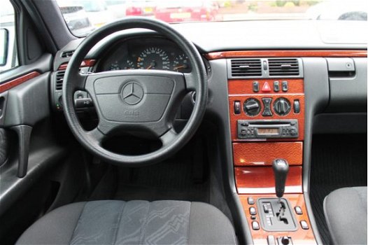 Mercedes-Benz E-klasse - 200 Classic, Automaat - 1