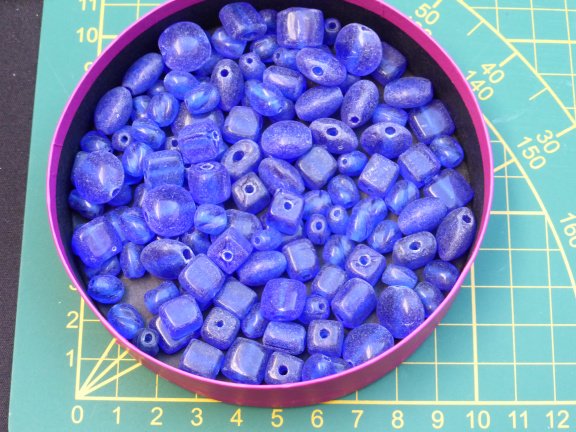Nr. 436, donkerblauwe glaskralen. - nr. 1