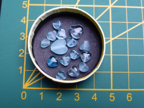 Nr. 530, blauwe hartjes kralen - nr. 1