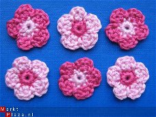 ** Setje van 6 roze gehaakte bloemetjes (3 cm)