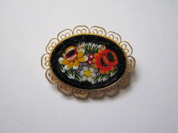 Broche millefiori goudkleurig met steentjes mozaiek zwart en rood gele bloemetjes 4.2x3.2 cm - nr. 1