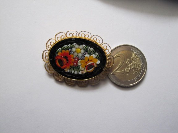 Broche millefiori goudkleurig met steentjes mozaiek zwart en rood gele bloemetjes 4.2x3.2 cm - Afbeelding 2