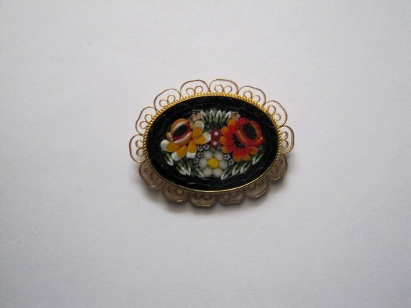 Broche millefiori goudkleurig met steentjes mozaiek zwart en rood gele bloemetjes 4.2x3.2 cm - Afbeelding 6