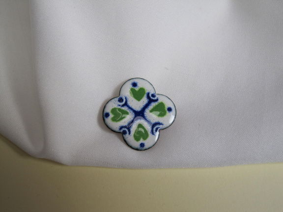 Broche koper met wit blauw en groen emaille hartjes 2.5x2.5 cm - nr. 1