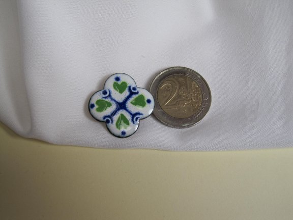 Broche koper met wit blauw en groen emaille hartjes 2.5x2.5 cm - Afbeelding 2