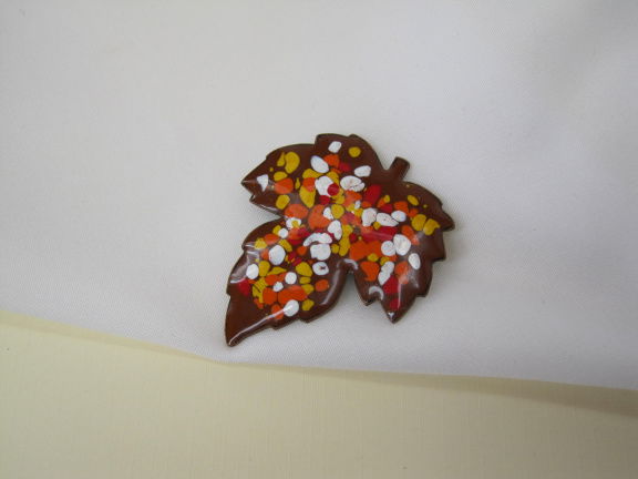 Broche bladmodel met bruin wit geel oranje vuur emaille 4.6x4.0 cm - nr. 1