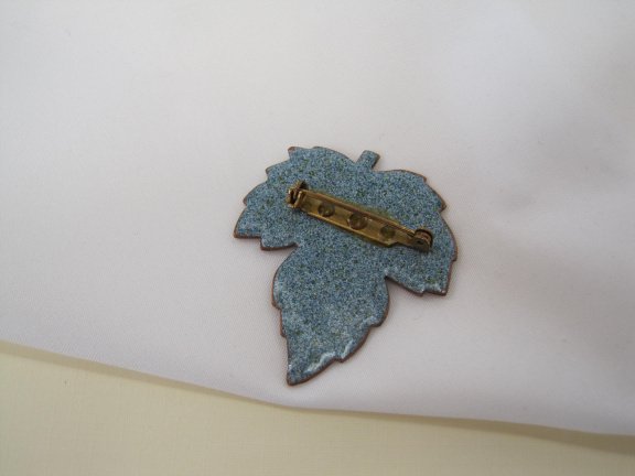Broche bladmodel met bruin wit geel oranje vuur emaille 4.6x4.0 cm - Afbeelding 2