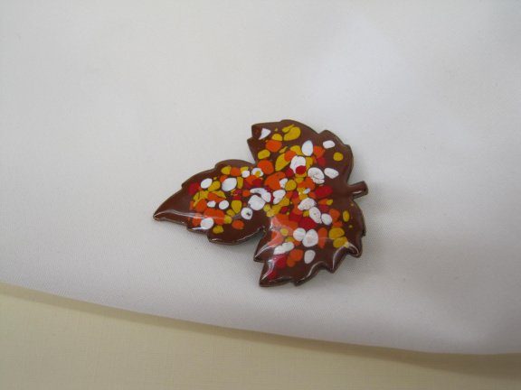 Broche bladmodel met bruin wit geel oranje vuur emaille 4.6x4.0 cm - Afbeelding 3