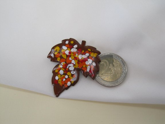 Broche bladmodel met bruin wit geel oranje vuur emaille 4.6x4.0 cm - Afbeelding 4