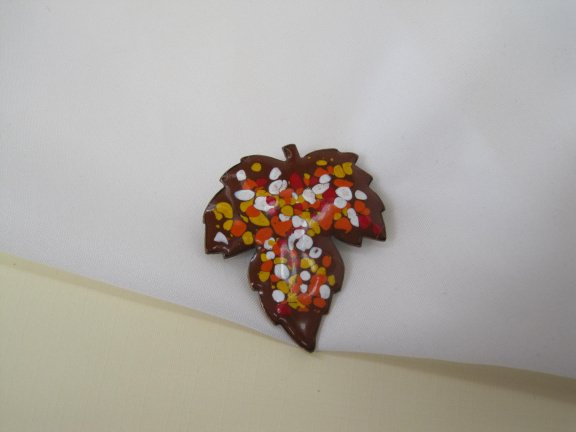 Broche bladmodel met bruin wit geel oranje vuur emaille 4.6x4.0 cm - Afbeelding 5
