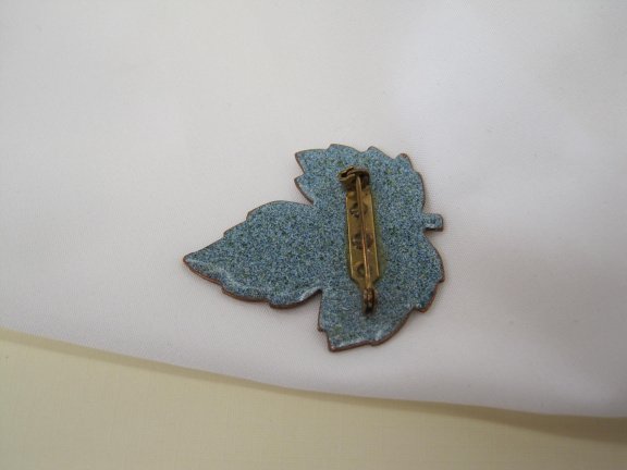 Broche bladmodel met bruin wit geel oranje vuur emaille 4.6x4.0 cm - Afbeelding 6