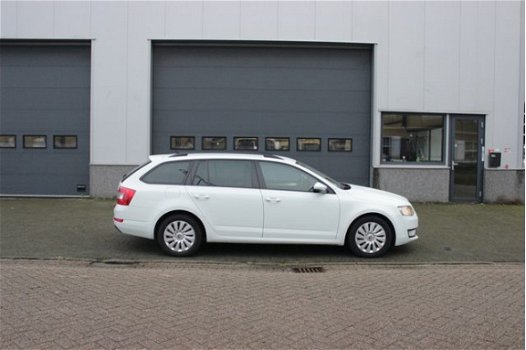 Skoda Octavia Combi - 1.6 TDI DSG/Navi/Camera/Airco/multifuncioneelStuurwiel - 1