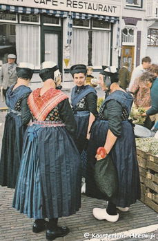Staphorster klederdracht buurpraatje op de markt - 1