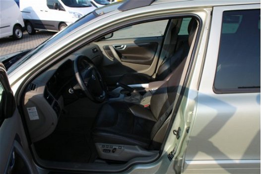 Volvo XC70 - 2.4 D5 SUMMUM Euro 4 airco, climate control, lederen interieur, navigatie, stoelverwarm - 1