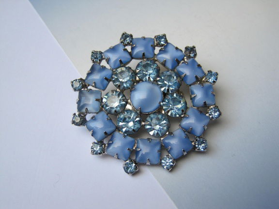 Broche zilverkleurig blauwe rijn en moonglow blauwe glasstenen 5.2 cm - nr. 1