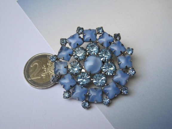 Broche zilverkleurig blauwe rijn en moonglow blauwe glasstenen 5.2 cm - Afbeelding 3