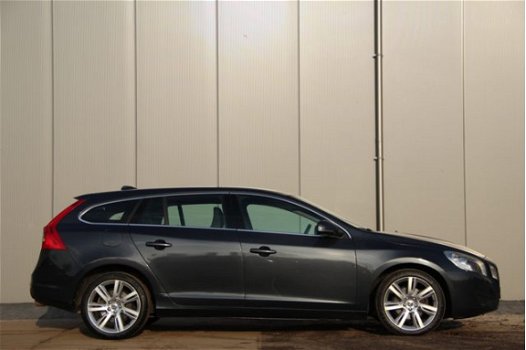 Volvo V60 - T3 Momentum | Navi | PDC | 18 inch |Nieuwe Distributieriem+set | Half Leer - 1