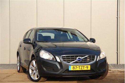 Volvo V60 - T3 Momentum | Navi | PDC | 18 inch |Nieuwe Distributieriem+set | Half Leer - 1