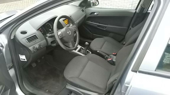 Opel Astra - 1.6 Essentia - 1