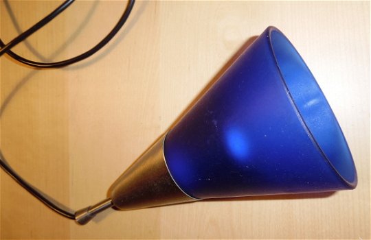 Te koop hanglampje met een blauwe glazen kap van Massive. - 2