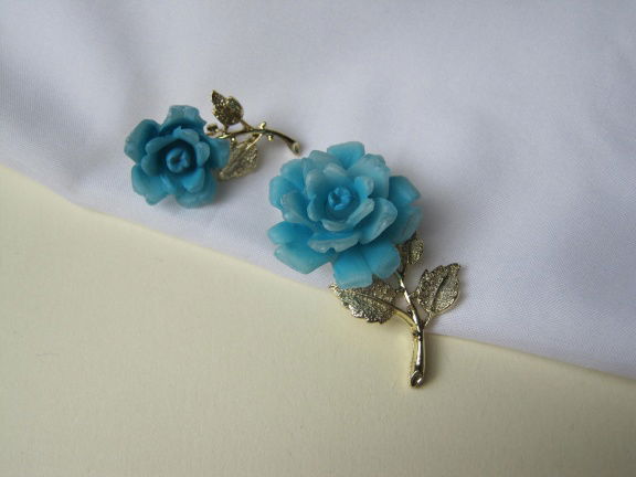 Broche goudkleurig en blauwe kunststof bloem 4.5x2.7 en3.3x2.0 cm - nr. 1