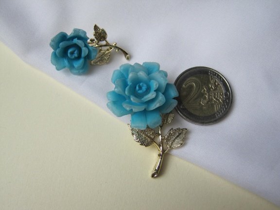 Broche goudkleurig en blauwe kunststof bloem 4.5x2.7 en3.3x2.0 cm - Afbeelding 2